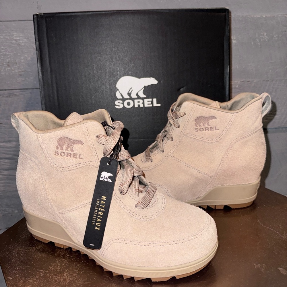 New in the box Sorel Evie lace up boots